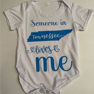 Someone in Tennessee loves me *NEW* White and Blue Graphic Baby Onesie -